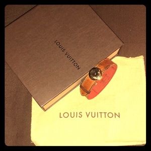 Louis Vuitton Leather bracelet with flower motif